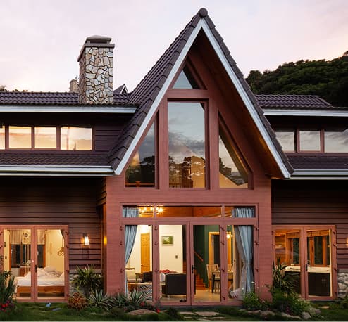 Chalet avec toit triangulaire illuminé au crépuscule
